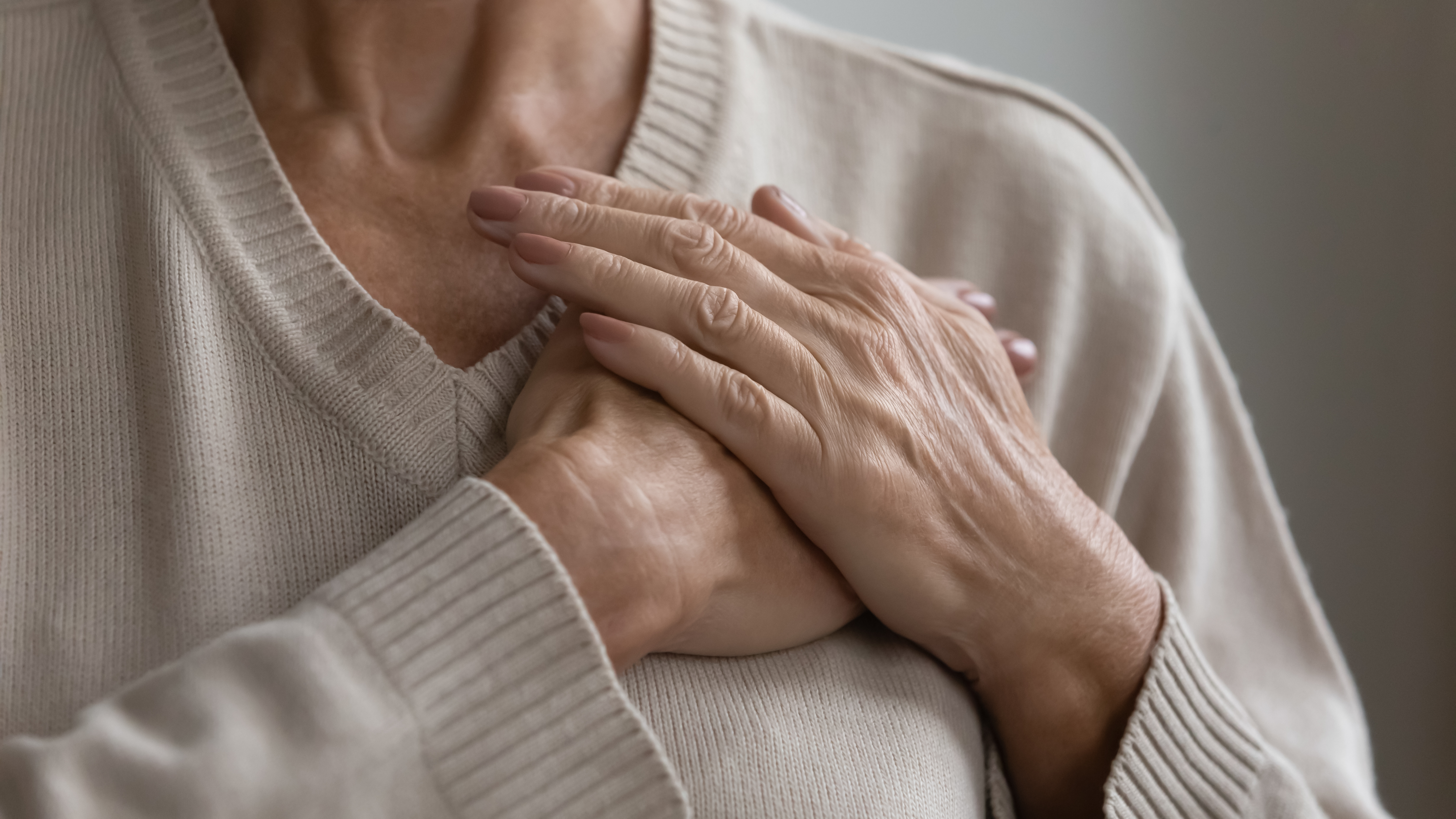A woman experiencing heart rate increase - discover the best pots disease symptom management with Vida-Flo Buckhead.