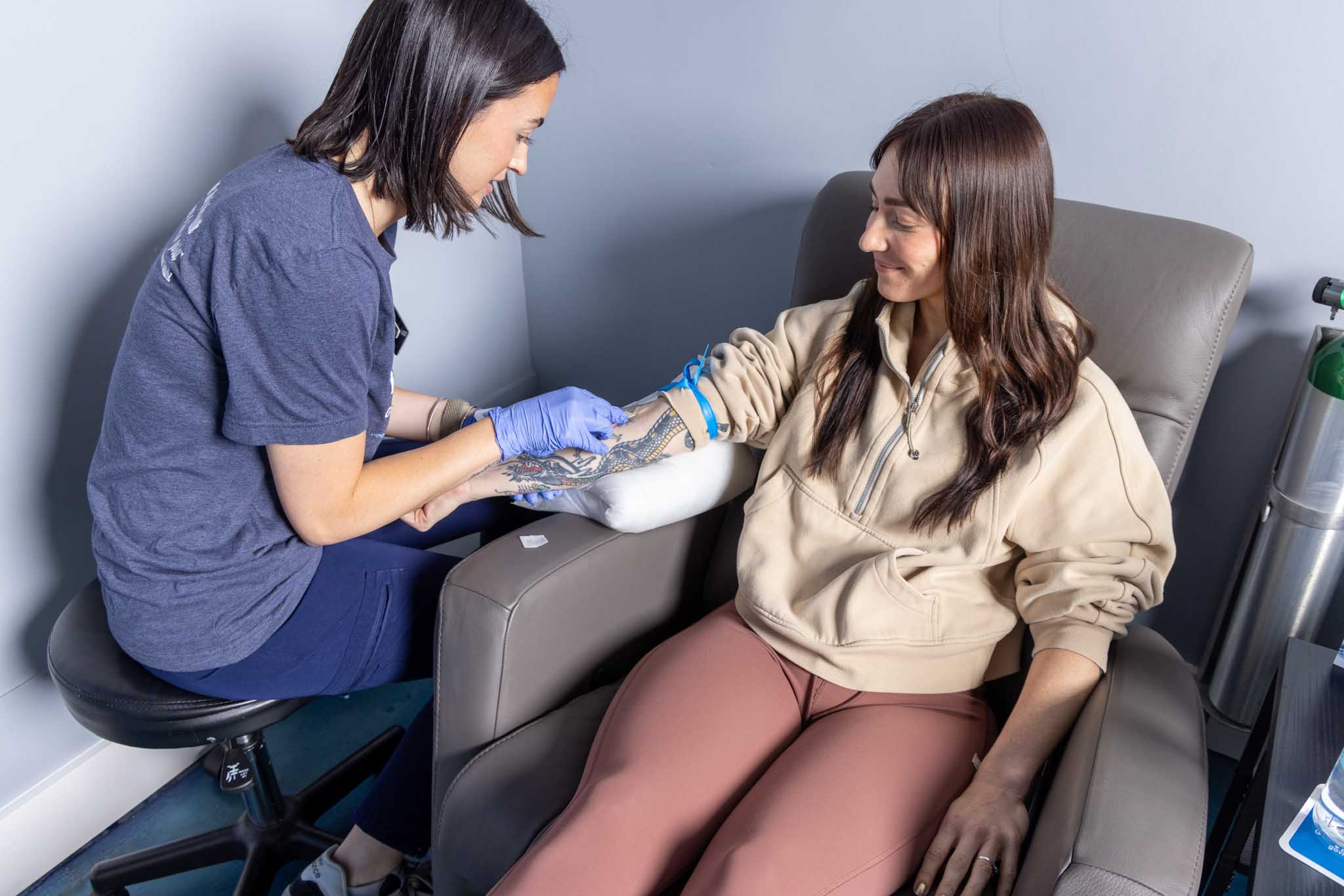 A patient at Vida-Flo recieving a NAD infusion in Buckhead, GA through IV hydration.